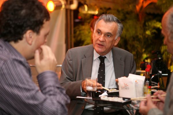 O empresário João Carlos Perussolo com a mulher Sônia, e as filhas Aline (à esq.) e Michele foram os anfitriões do badalado coquetel de inauguração do Gran Palais, novo edifício residencial da construtora San Remo, nesta terça-feira, no Batel | Naideron Jr.