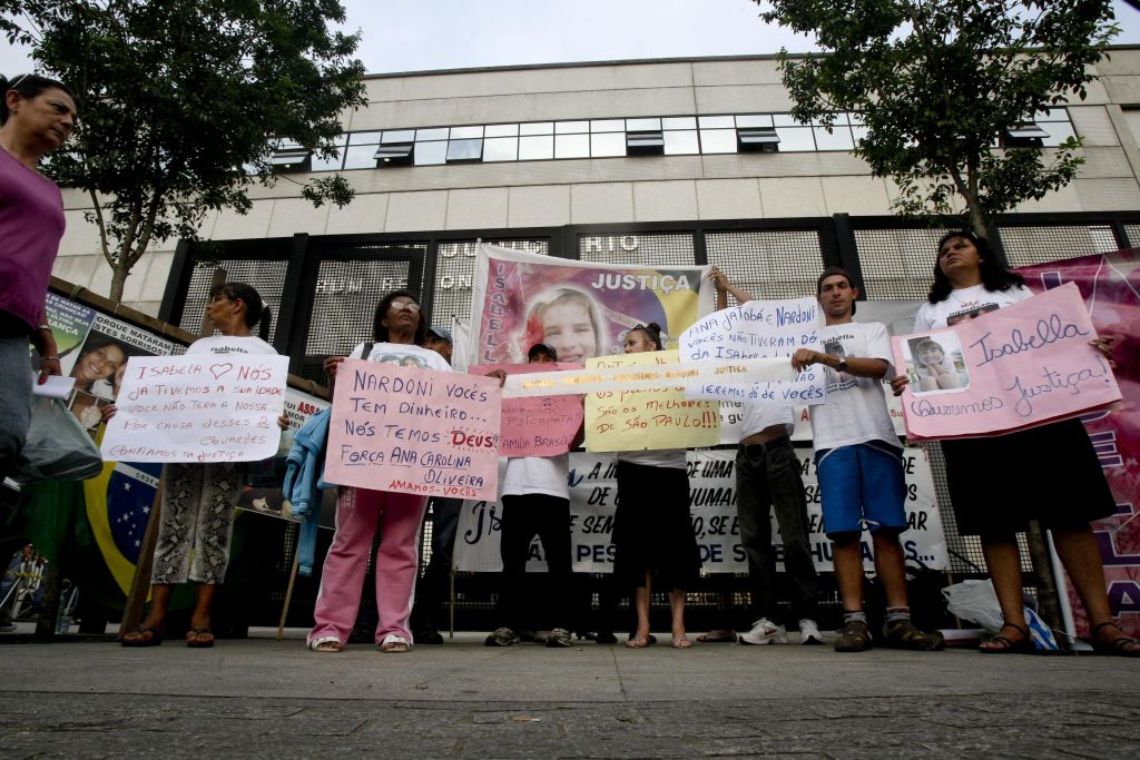 Manifestação em frente ao Fórum: mensagens de apoio à mãe de Isabella | Rubens Cavallari / Folhapress