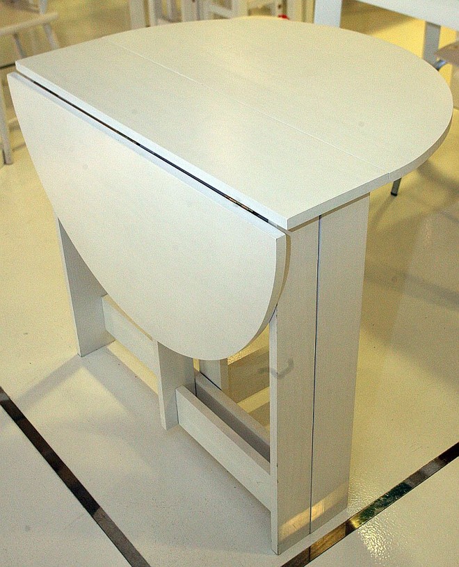 Modelo Tina: mesa dobrável oval. Por R$388, na Tok&Stok | 