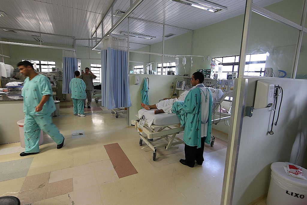 Na UTI da Santa Casa de Curitiba, onde 90% dos pacientes são do SUS, a direção oferece manual com recomendações aos familiares | Ivonaldo Alexandre/Gazeta do Povo