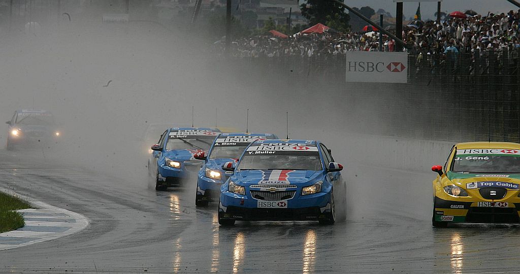 O francês Yvan Muller comanda a primeira bateria no Autódromo Internacional de Curitiba, em Pinhais: prova teve poucas emoções e foi prejudicada pela chuva forte no início da tarde | Daniel Castellano/ Gazeta do Povo