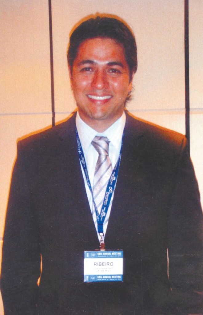 DESTAQUE NA MEDICINA - O jovem dermatologista Ulisses Misima Ribeiro acaba de retornar dos Estados Unidos, onde participou do congresso da Academia Americana de Dermatologia. O evento, que aconteceu em Miami e é um dos mais prestigiados da área, apresentou as novidades em laser e técnicas de rejuvenescimento |