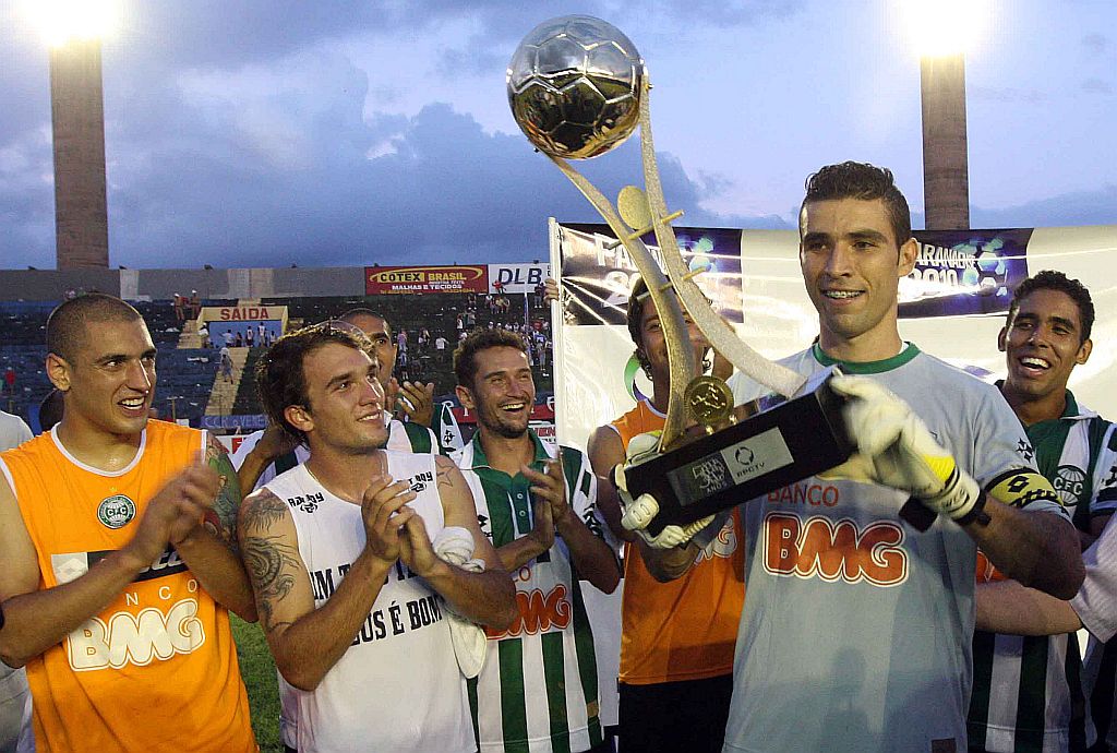 O goleiro reserva Vanderlei levanta o troféu do título simbólico da primeira fase do Paranaense: Coxa abre o octogonal diante do único time que o venceu na competição, o Paraná. Desta vez, porém, o jogo será no Couto Pereira | Cristian Rizzi/ Gazeta do Povo