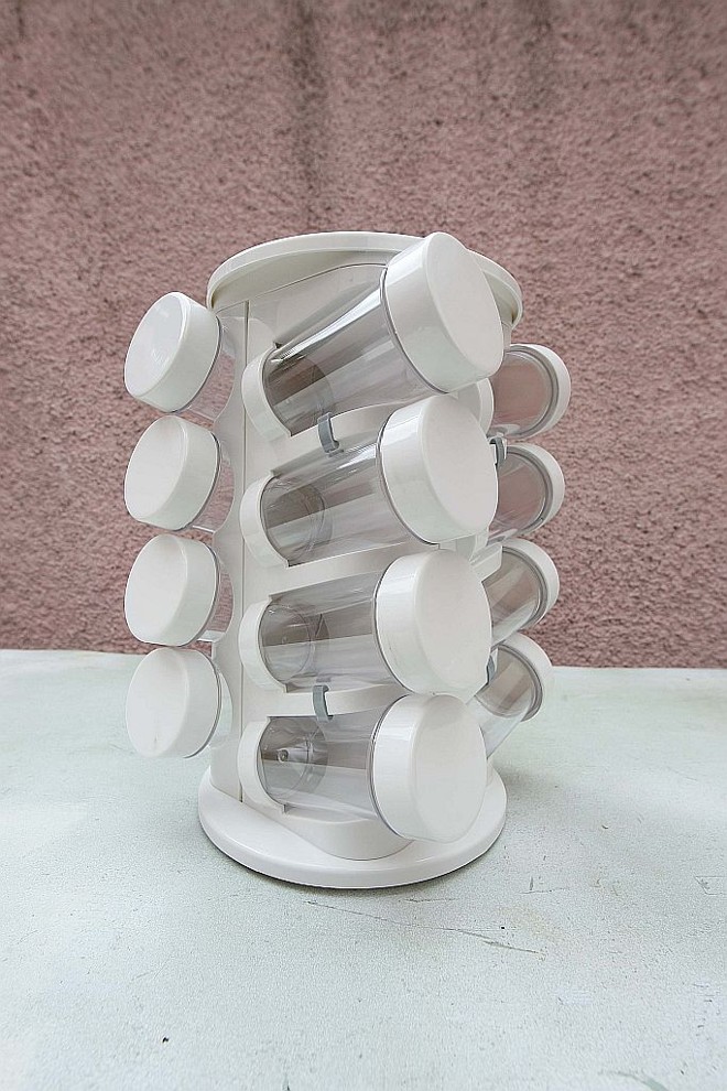 Modelo giratório de plástico e acrílico, com 16 potinhos. À venda na loja Freezer Point por R$ 88 |