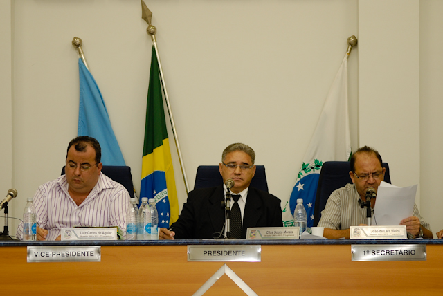 A sessão começou às 9h30 - cerca de uma hora e meia depois do previsto - e deveria se estender pela madrugada de terça-feira(2) | Fabio Dias/Gazeta do Povo