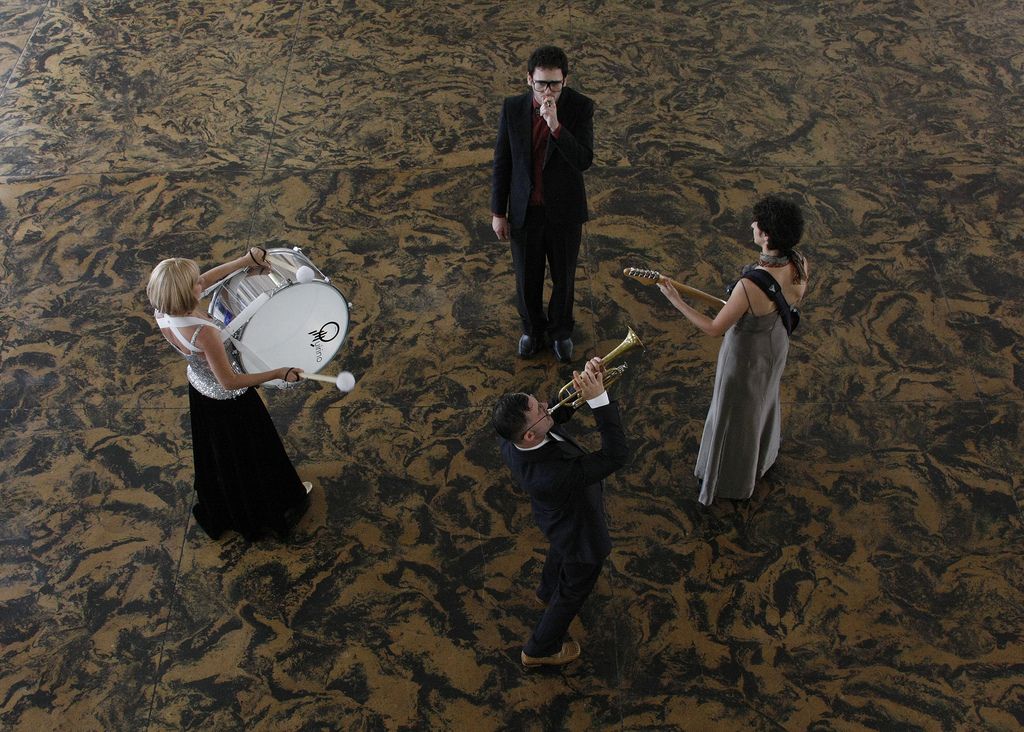 Ensaios na região do Largo da Ordem e a leitura de textos de Leminski impregnaramo espetáculo Vida com cotidiano curitibano | Elenize Desgenizki/Divulgação