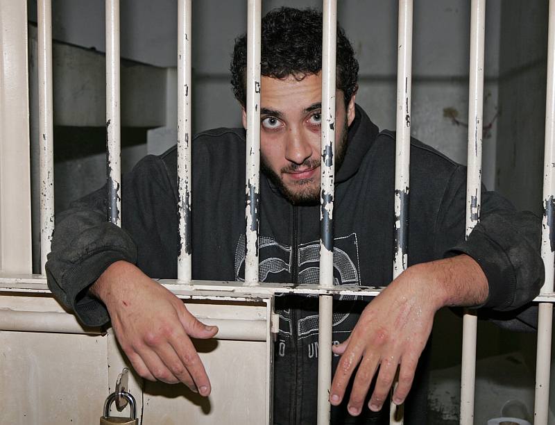 O assassino do cartunista Glauco parecia não se importar com o que fez e até sorria para repórteres e policiais logo que foi preso | Chistian Rizzi / Agência de Notícias Gazeta do Povo