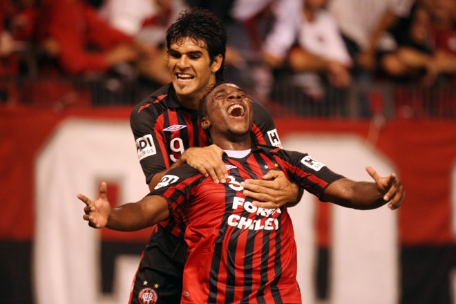 A festa das torcida atleticana, na verdade, foi grande mesmo quando Manoel escorou um cruzamento de cabeça e abriu o placar | 
