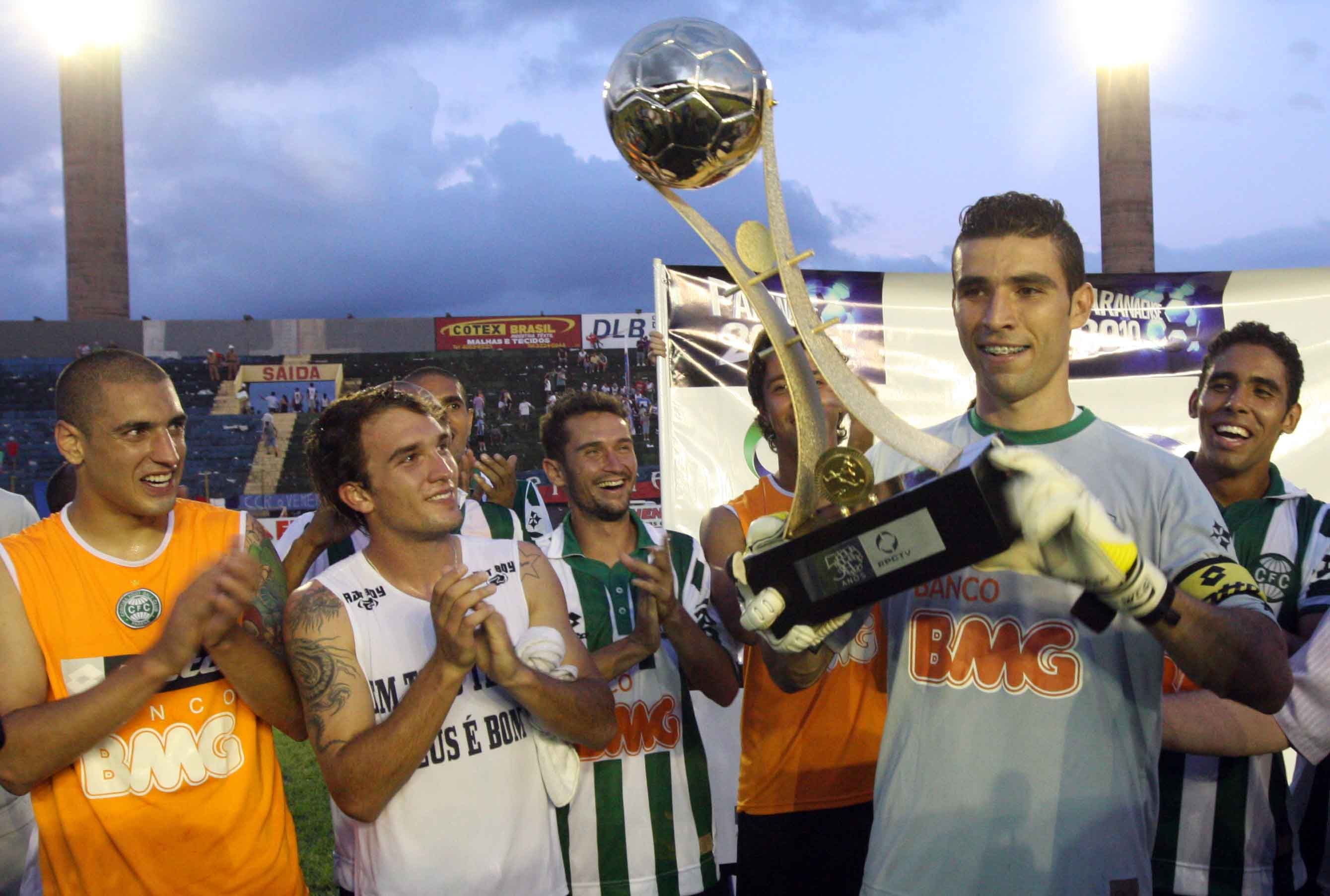 Jogadores do Coritiba receberam troféu ainda no gramado do Olímpico Regional | Christian Rizzi / Agência de Notícias Gazeta do Povo