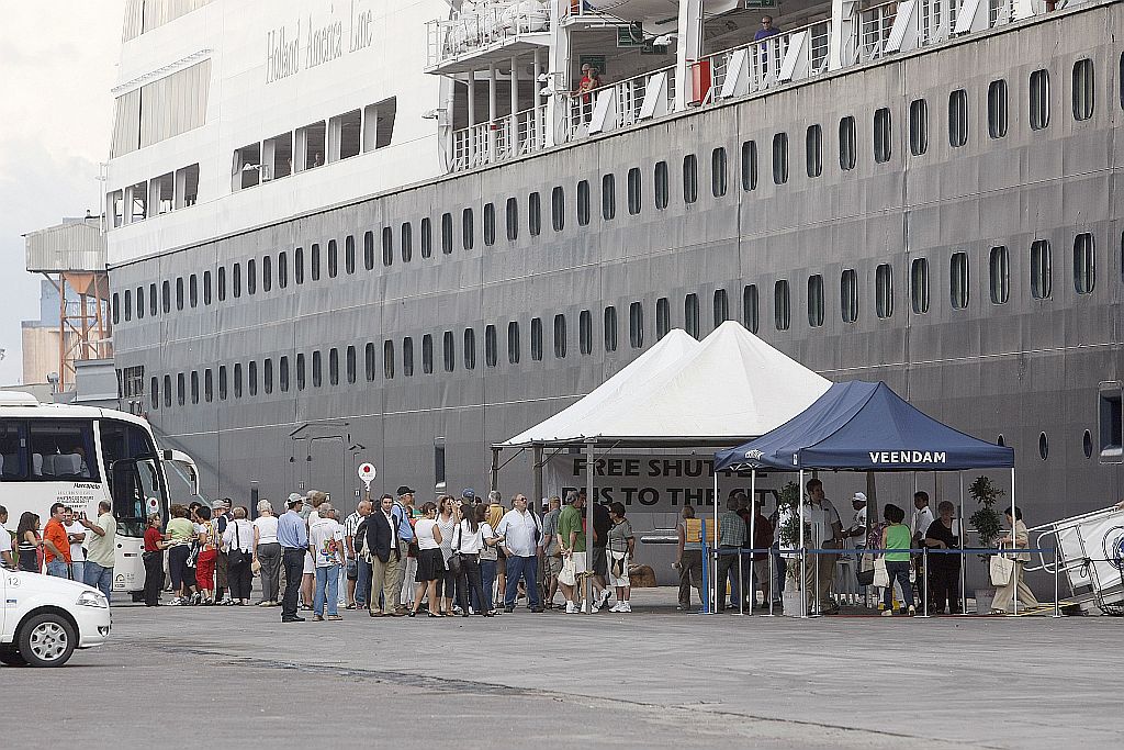 Passageiros puderam optar entre passar o dia em Paranaguá ou conhecer outras cidades do litoral e a capital | Valterci Santos/ Gazeta do Povo