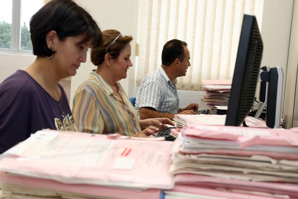 Processos são revistos no Fórum de Ponta Grossa: promessa é de que todos os detentos do estado recebam atestado para saber quando deixarão a prisão ou quando sua pena progredirá | Henry Milleo / Gazeta do Povo