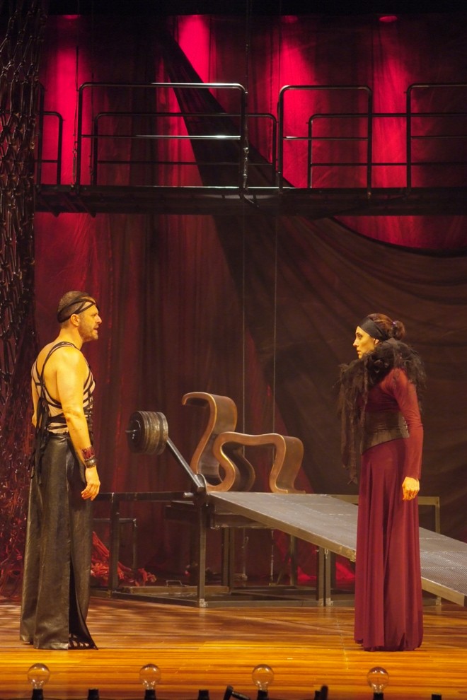 Os atores Paulo Prado e Julia Ferraz discutem a relação em frente à plateia | 