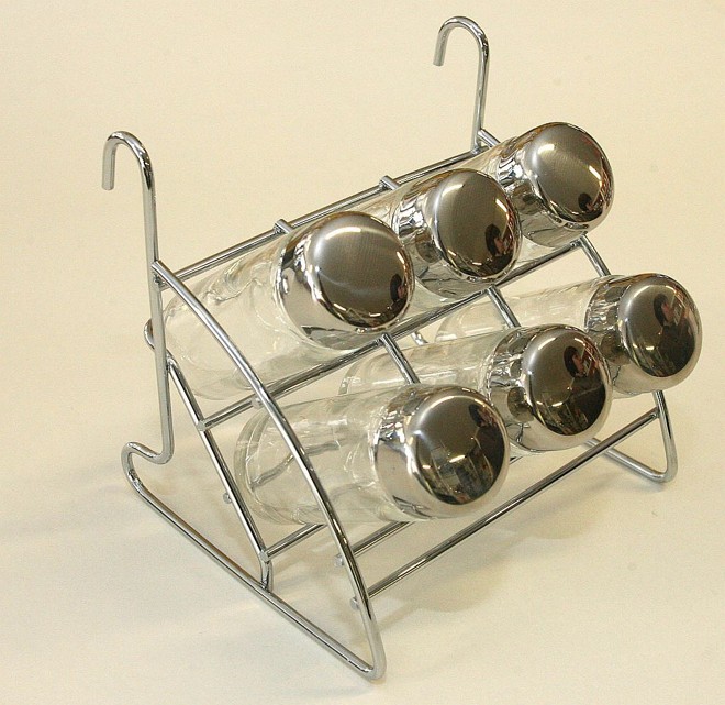 Modelo com seis potes de vidro e base de inox. À venda na Roca por R$ 108 |