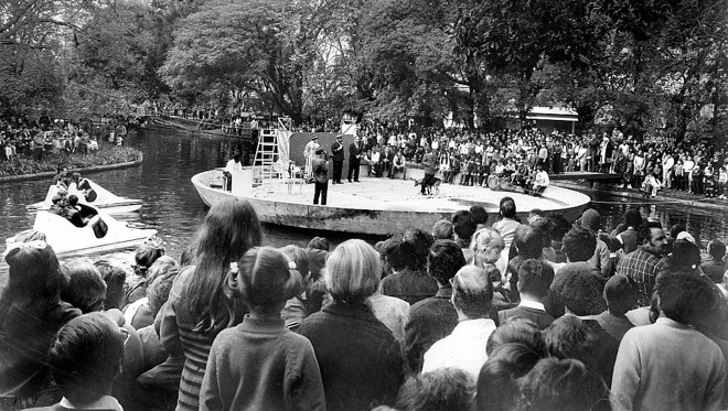Festa no palco flutuante do Passeio Público, com artistas do Circo Queirolo. Início dos anos de 1970 | 