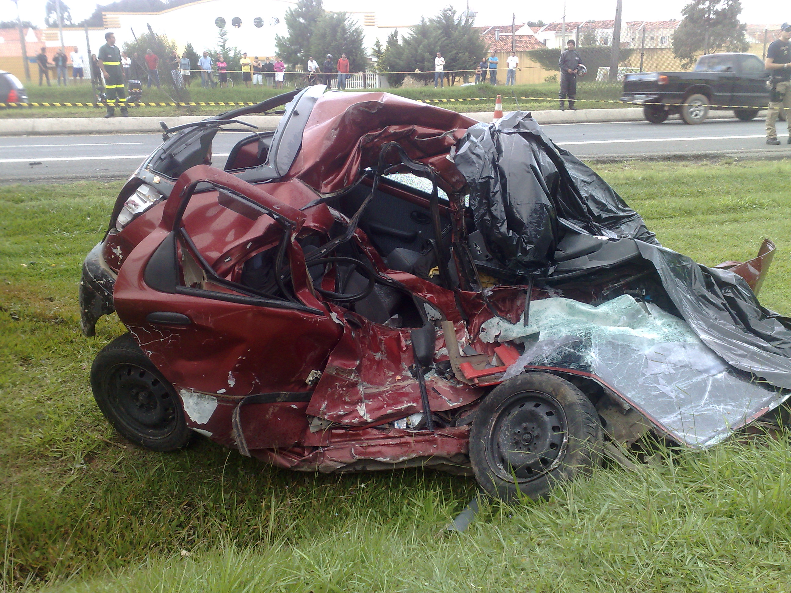 Colisão frontal entre carro e caminhão na BR-277 causou a morte de uma mulher de 33 anos | Adriano Ribeiro / Gazeta do Povo