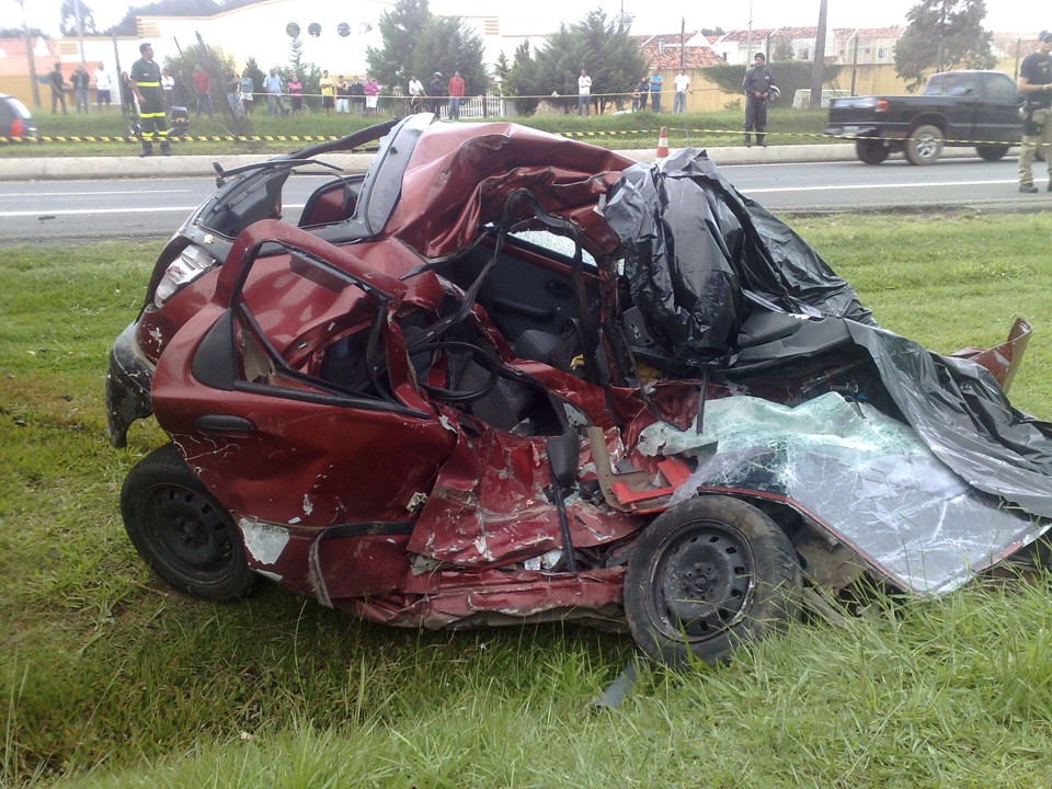 Colisão frontal entre carro e caminhão na BR-277 causou a morte de uma mulher de 33 anos | Adriano Ribeiro / Gazeta do Povo