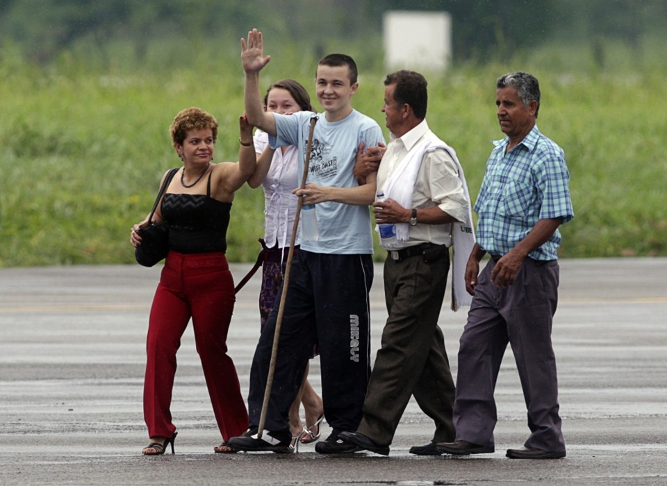 Primeiro refém liberado pelas Farc, José Daniel Calvo, é recebido pela família no aeroporto de Villavicencio | Reuters