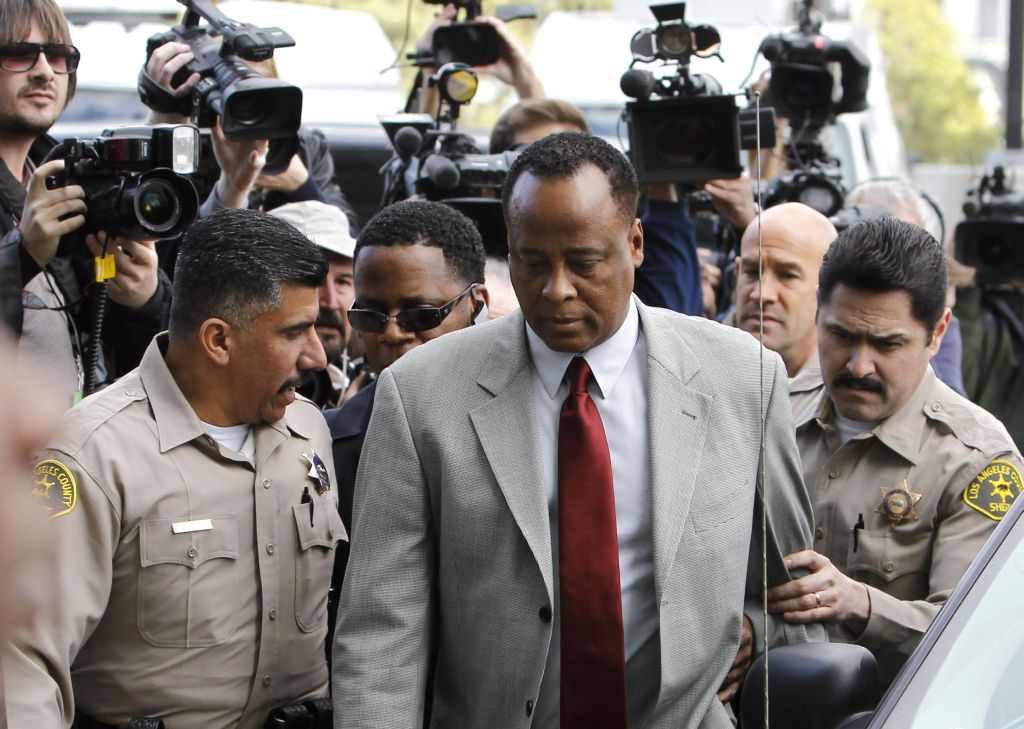 Foto de arquivo mostra Conrad Murray entrando na Corte Superior em Los Angeles para prestar depoimento sobre a morte de Michael Jackson | Danny Moloshok / Reuters