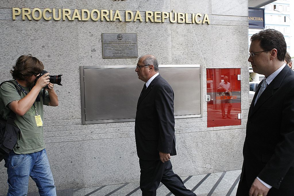 Paulo Bernardo chega à Procuradoria da República para pedir que as acusações de Requião sejam investigadas a fim de que fique provada a sua inocência | Aniele Nascimento/ Gazeta do Povo