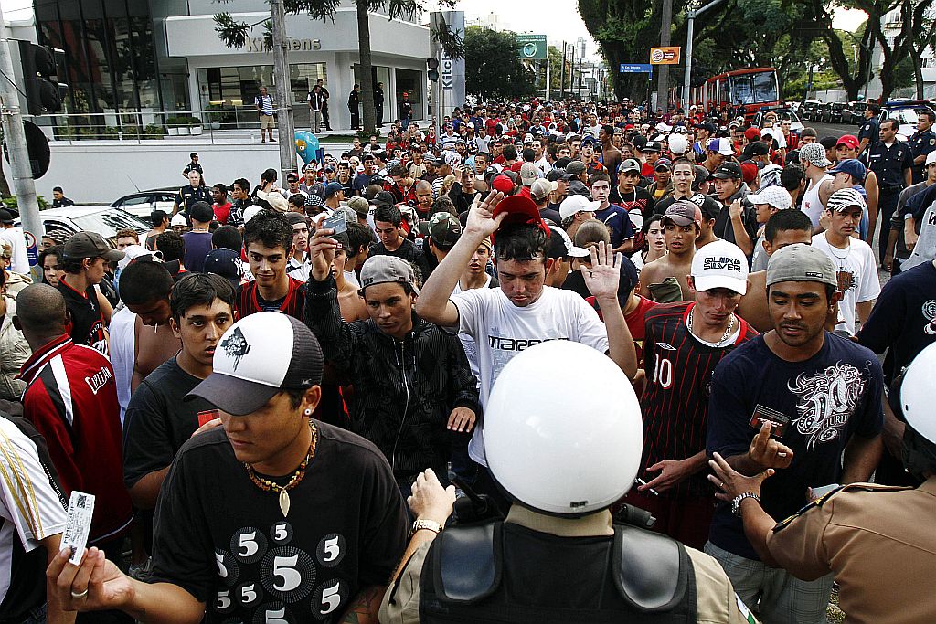 Polícia fiscalizando o acesso à Baixada no clássico de domingo | Daniel Derevecki/ Gazeta do Povo
