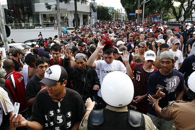 Polícia fiscalizando o acesso à Baixada no clássico de domingo | Daniel Derevecki/ Gazeta do Povo