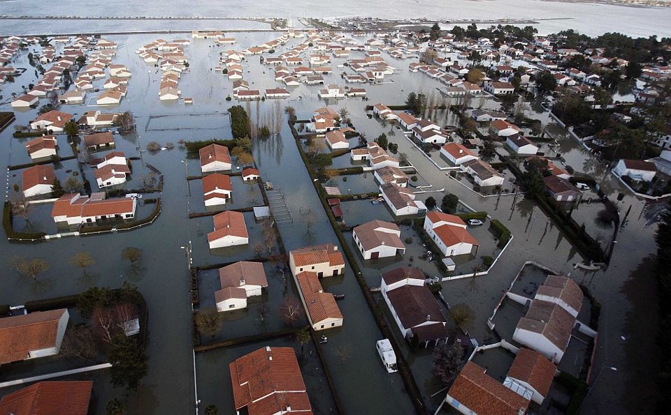 A água chegou ao telhado das casas no oeste da França | Reuters