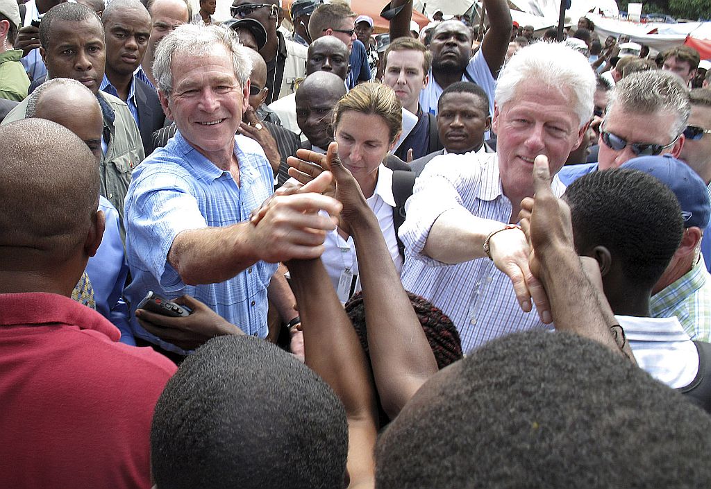 George W. Bush e Bill Clinton em visita a Porto Príncipe. Ex-presidentes dos EUA lideram os esforços americanos de ajuda ao Haiti | Reuters
