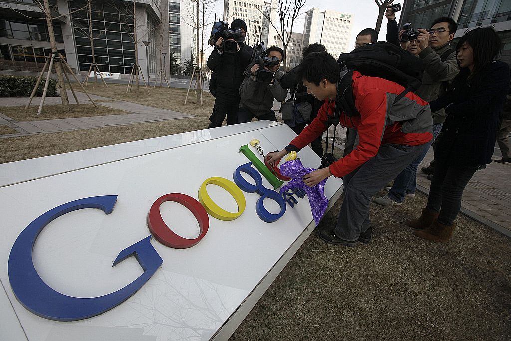 Chineses depositaram flores na sede do Google na China | Reuters