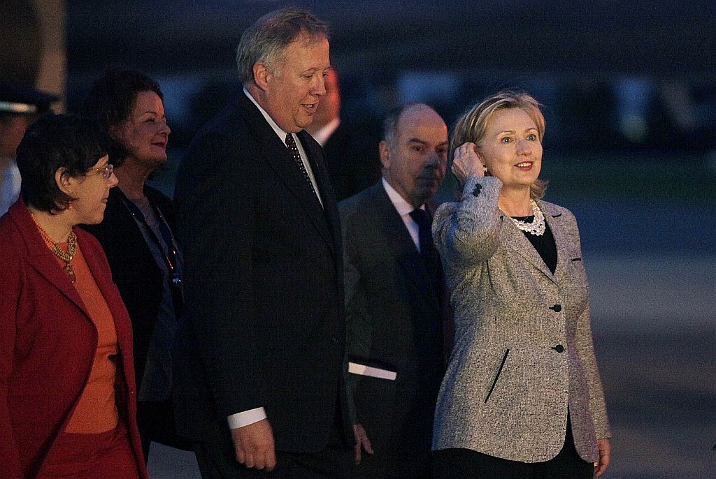 Hillary Clinton foi recebida pelo embaixador americano no Brasil Thomas Shannon ao chegar no aeroporto de Brasília | Reuters