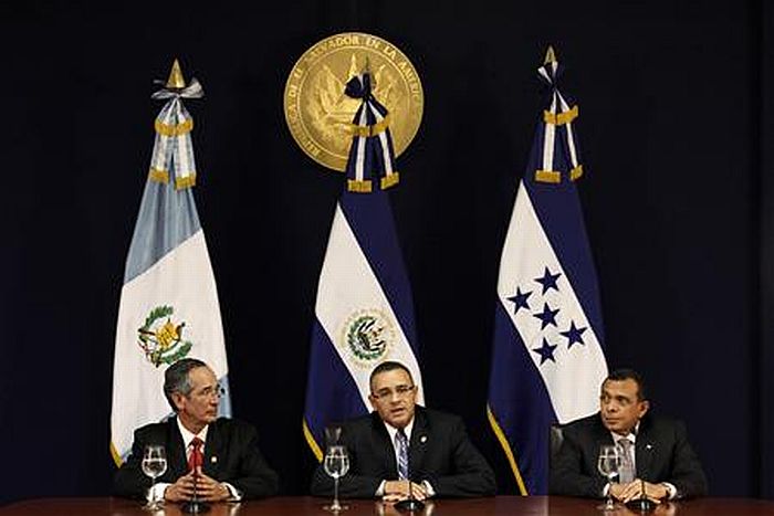 Os presidentes de El Salvador, Mauricio Funes (centro), de Honduras, Porfirio Lobo (direita), e da Guatemala, Alvaro Colom, realizaram encontro em San Salvador | Reuters