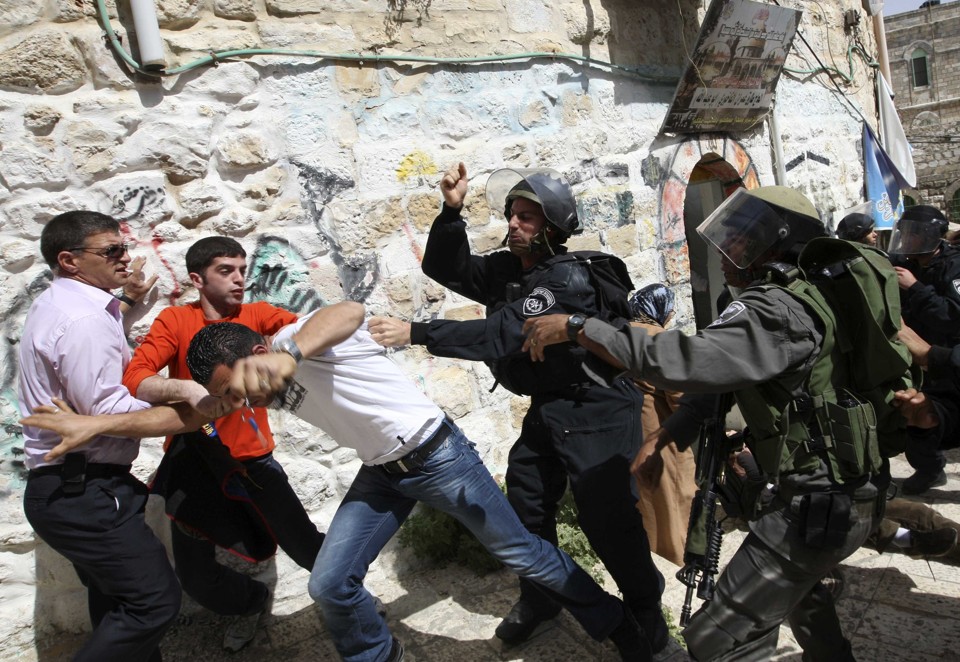 Israel cerca Cisjordânia e reforça segurança em Jerusalém | Reuters