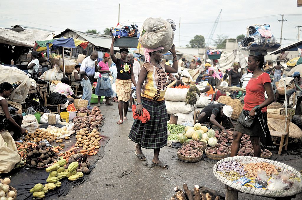 Haitianos vendem e compram mercadorias em mercado de Porto Príncipe: comércio precário é um exemplo de uma cidade que luta para voltar à normalidade | Eitan Abramovich/AFP
