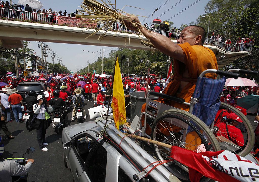 Um monge budista aspergiu aguá sobre os manifestantes na Tailândia | Reuters
