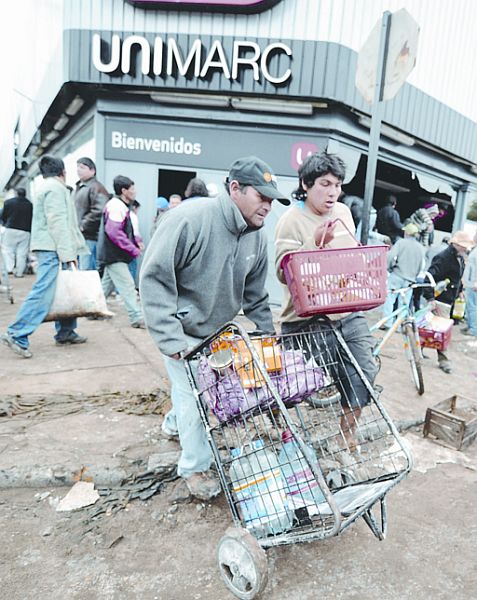 Moradores de Pueco, a 10 km de Concepcion, levam alimentos de supermercado: temor de desabastecimento | Martin Bernetti/AFP
