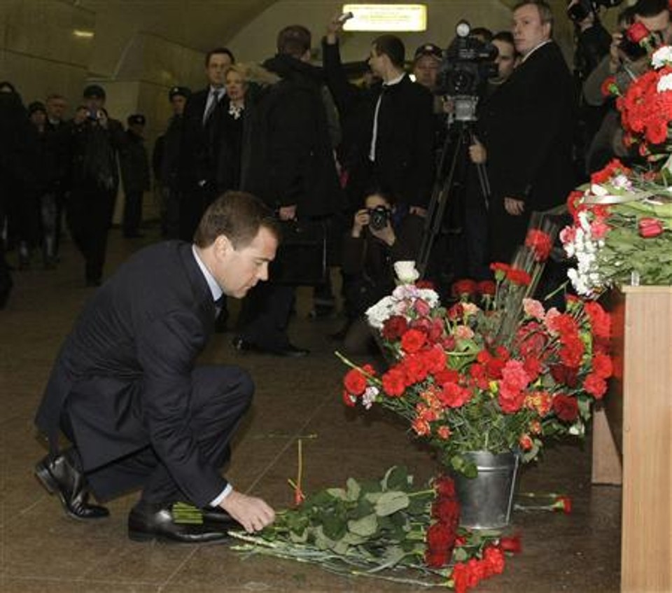 Presidente russo, Dmitry Medvedev, coloca flores em memória das vitimas de dois ataques suicidas no metrô |