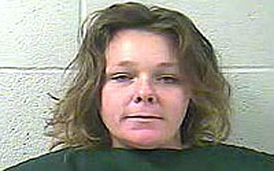 Toni Tramel foi acusada de esguichar leite dos seios no rosto de uma agente | Reprodução