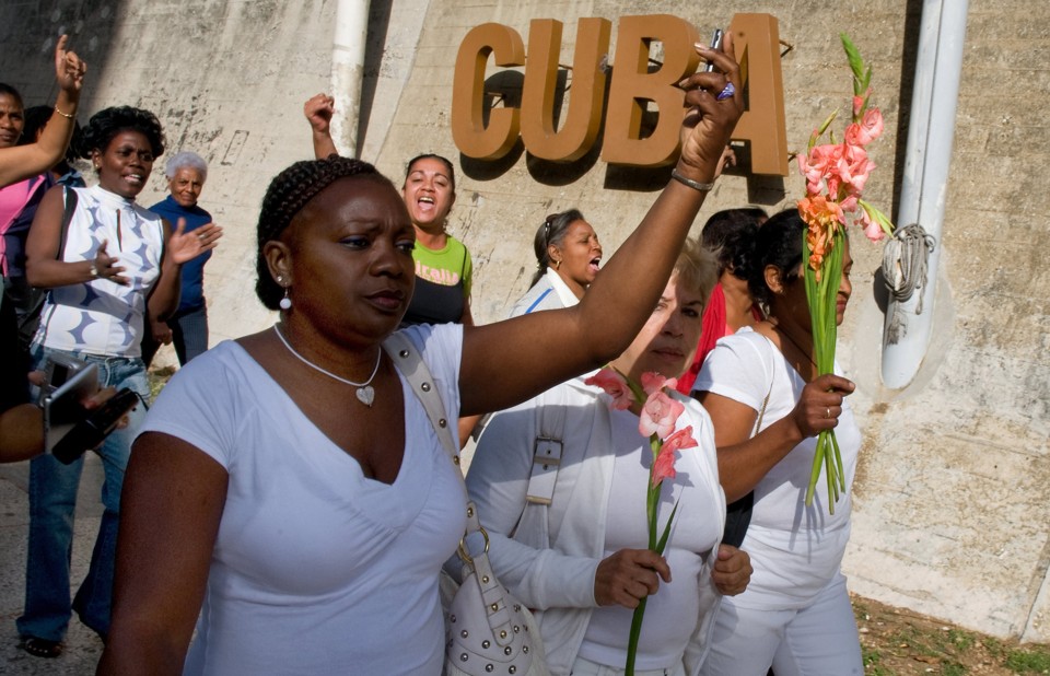 "Liberdade, liberdade!", exclamou o grupo de mulheres de oposição, levando em sua mão direita uma flor na frente da sede dos jornalistas cubanos em Havana | AFP