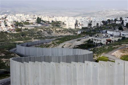 Muro que Israel construiu para cercar a Cisjordânia, em área perto de Jerusalém. ONU condenou as políticas israelenses nos territórios ocupados | Reuters
