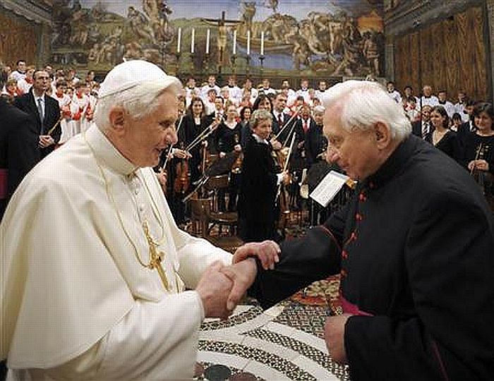 Papa Bento XVI e seu irmão Georg Ratzinger (esquerda) | Reuters