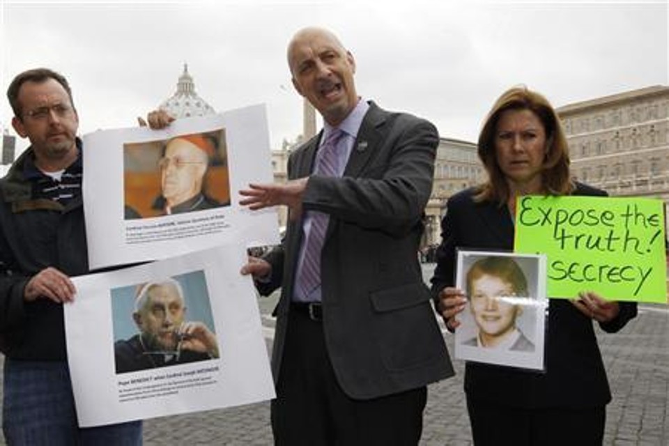 Manifestantes protestam contra abusos sexuais cometidos por padres em frente à Praça de São Pedro, no Vaticano | Reuters