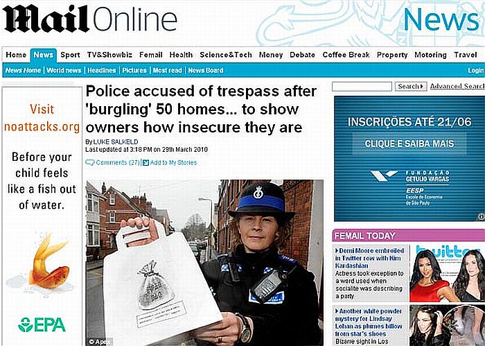 A policial Sarah Giles exibe o "saco de muamba" | Reprodução/Daily Mail