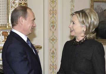 Secretária de Estado dos EUA, Hilary Clinton, cumprimenta o primeiro-ministro russo, Vladimir Putin, durante encontro em Moscou | Reuters