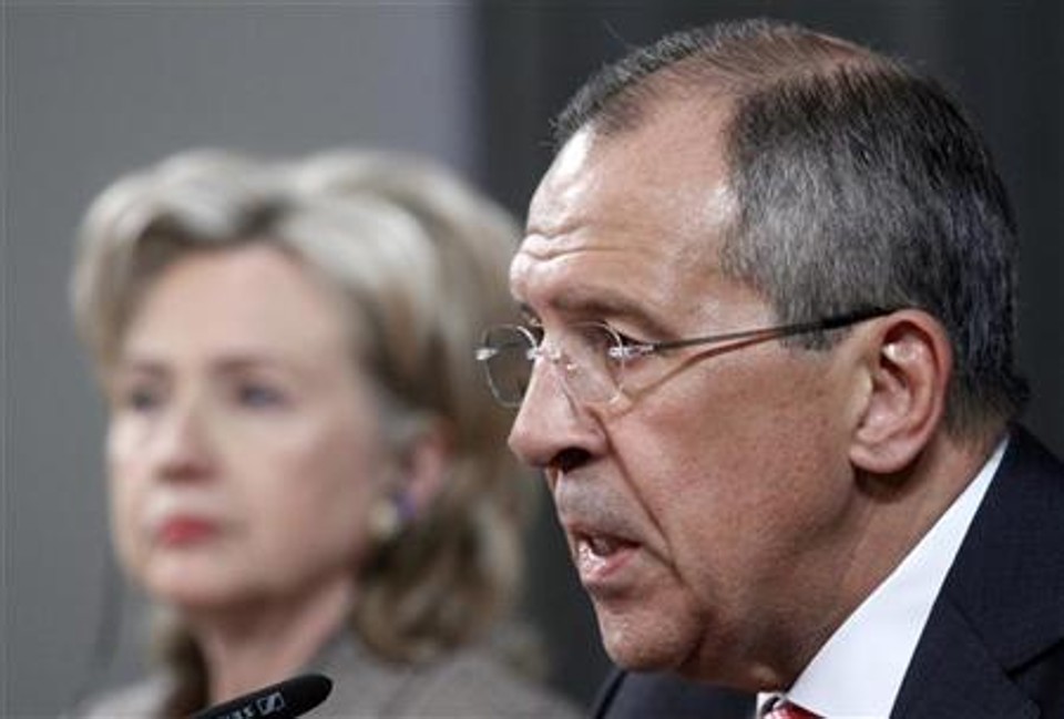 Secretária de Estado dos EUA, Hillary Clinton (esq), e o ministro de Relações Exteriores russo, Sergei Lavrov, participam de coletiva de imprensa em Moscou | Reuters