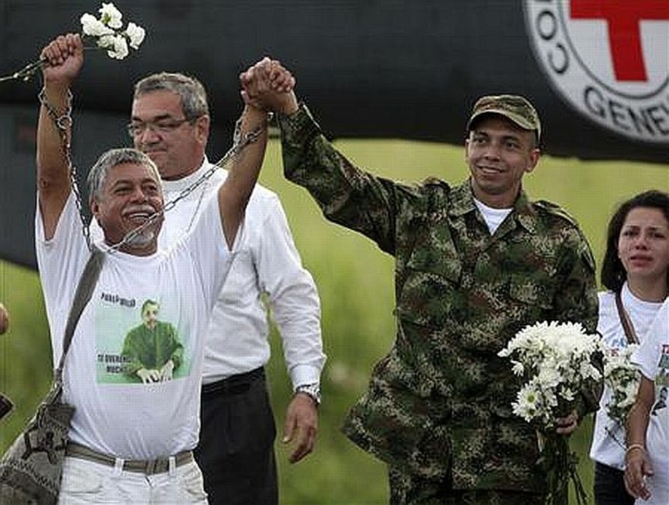 Sargento colombiano Pablo Emilio Moncayo (direita) foi recebido por seu pai Gustavo Moncayo depois de 12 anos sequestrado | Reuters