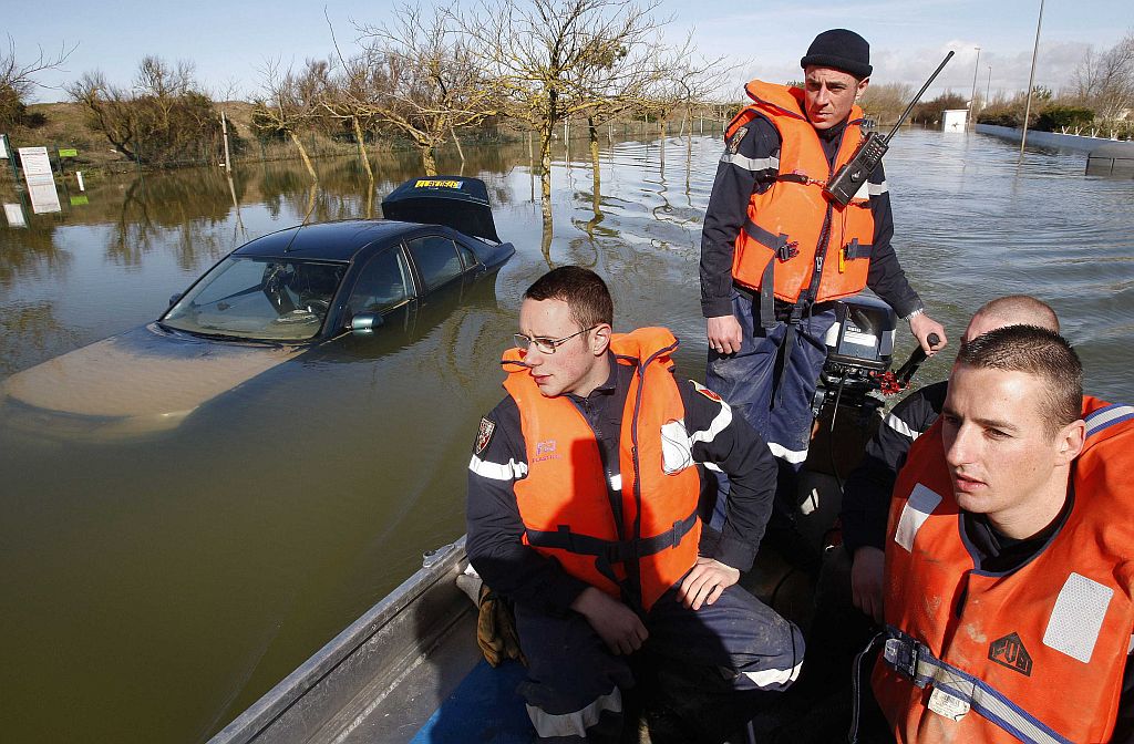 Equipes francesas buscam desaparecidos nas áreas residenciais afetadas pela tempestade. Na França 63 pessoas morreram por causa dos alagamentos | Reuters