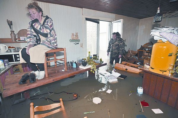 Bombeiro socorre moradora de La Faute-sur-Mer, oeste da França: desespero | Frank Perry/AFP