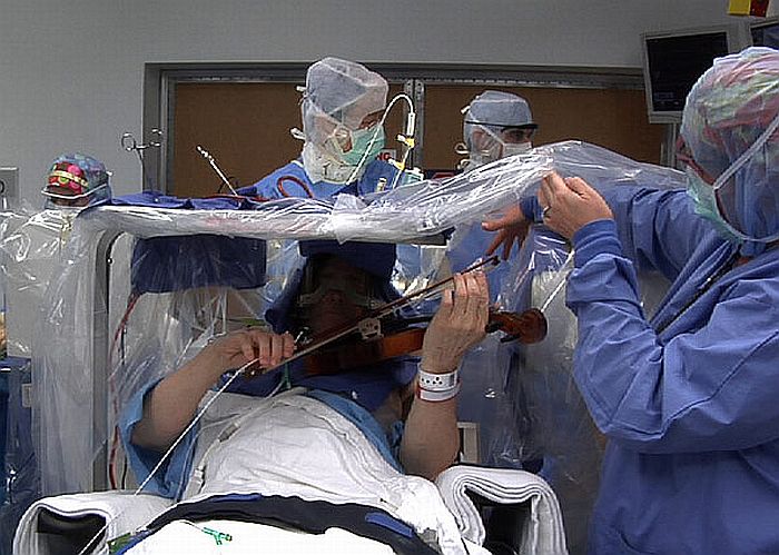 Roger Frish tocou violino na mesa de cirurgia | Clínica Mayo/Divulgação