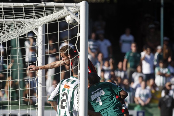 Na pequena área, Chico perdeu a chance de fazer o gol do Atlético. Édson Bastos fechou a meta alviverde | 