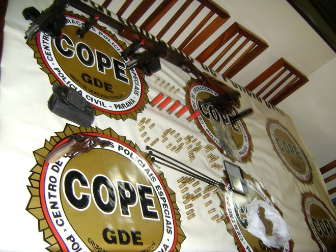 Com o grupo, os policiais encontraram um arsenal que incluia armas de uso restrito, além de drogas |