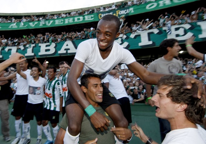 O angolano Geraldo, autor do segundo gol do Coritiba no clássico, é carregado por companheiros na volta olímpica no Couto Pereira | 